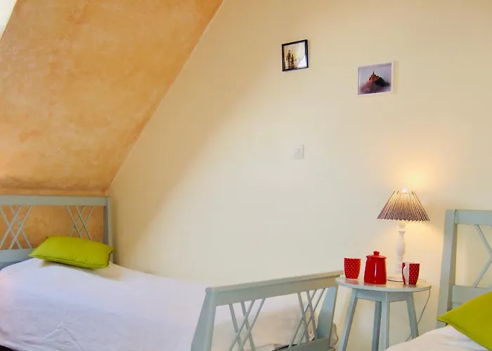 Proche Mont St-michel, Deux Maisons Authentiques Au Coeur De La Nature, Domaine De L'angeviniere بيت للعطل